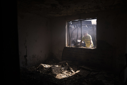 -FOTODELDÍA- CH0. VIÑA DEL MAR (CHILE), 23/12/2022.- Un hombre observa hoy los escombros en su vivienda por el incendio en cerro Forestal, en Viña del Mar (Chile). La ministra del Interior chilena, Carolina Tohá, confirmó este viernes una segunda persona fallecida por el masivo incendio que afecta a Viña del Mar, ciudad costera ubicada a 122 kilómetros de Santiago. EFE/ Adriana Thomasa