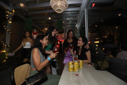 Efectos. Decenas de ciudadanos regresan a divertirse en los bares y discotecas, que ahora ven mejores días.
