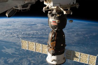 Una cápsula Soyuz atracada en la ISS