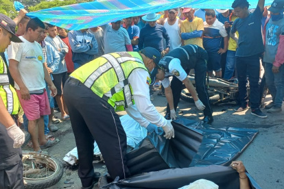 Escenario. Agentes de la Comisión de Tránsito del Ecuador llegaron hasta el lugar del accidente para acordonar la zona y realizar las pericias de ley.