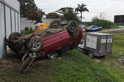 Versión. Según testigos, el carro perdió pista por exceso de velocidad.