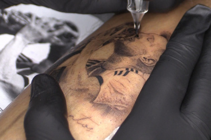 Una persona se hace un tatuaje de Lionel Messi besando la Copa del Mundo, el 20 de diciembre de 2022 en Rosario (Argentina).
