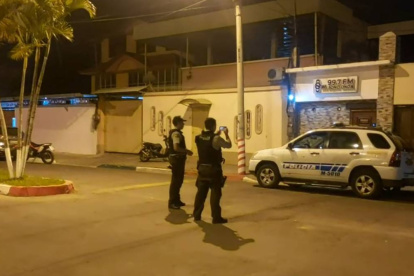 Investigación. Policías acudieron a la estación radial para recabar información sobre el atentado, el sábado.