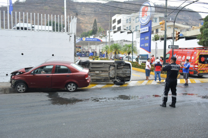 ACCIDENTE EN AV. CARLOS JULIO AROSEMENA...MIGUEL CANALES.... 25-12-2022