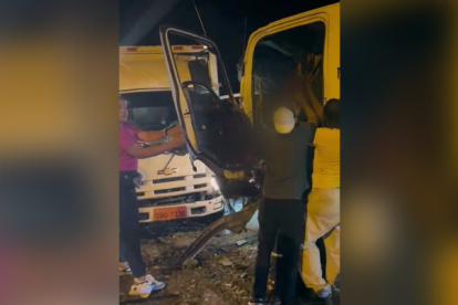 Ayuda. Transeúntes asistieron al conductor tras colisionar contra otro camión de carga pesada.