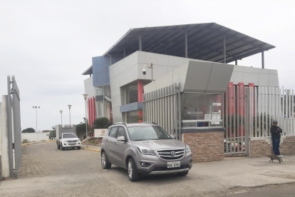 Tiempo. Deudos llegan hasta la morgue de Manta para realizar trámites y retirar el cuerpo de su familiar.