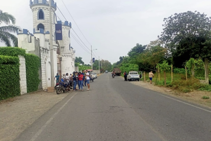 Escenario. El día del hecho, moradores del sector y transeúntes asistieron  a los accidentados.