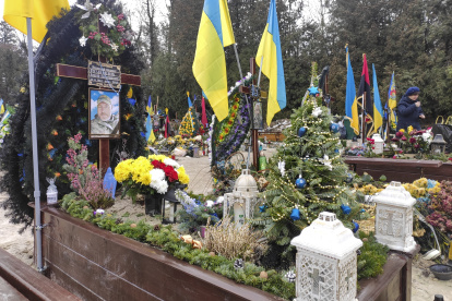 LVIV (UCRANIA) 25/12/2022.- Las tumbas de los soldados caídos en la invasión rusa a Ucrania aparecen decoradas con árboles de Navidad, este domingo, en un cementerio de Lviv. EFE/Rostyslav Averchuk
