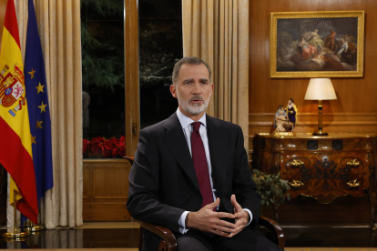 MADRID, 24/12/2022.- El rey Felipe VI pronuncia su tradicional discurso de Nochebuena, el noveno de su reinado, en un momento marcado por la crispación entre los partidos políticos y por la crisis institucional sin precedentes abierta entre el Gobierno y el Tribunal Constitucional (TC) tras frenar éste la tramitación parlamentaria de la reforma para la elección de sus magistrados. EFE/Ballesteros POOL ***EMBARGADA SU PUBLICACIÓN HASTA LAS 21:00 HORAS***