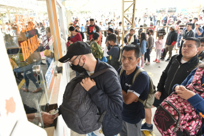 Filas. Familias enteras o solos llegaban hasta las boleterías sur y norte.