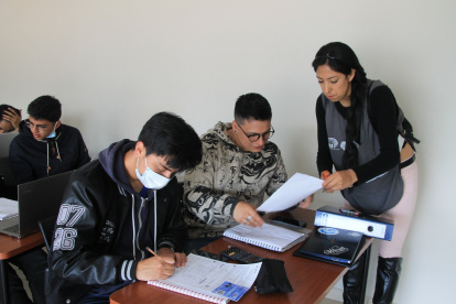 Proceso. Jóvenes que participan de las capacitaciones del CNE.