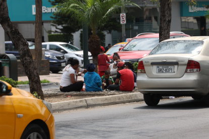 Desayuno. Marta Segura y su familia recibieron chocolate y sánduches desde un vehículo.