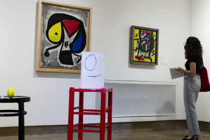 San Juan. Una mujer recorre la exposición ‘Universo Miró’, en la isla.