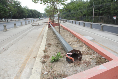 Hecho. La luminaria está en el parterre.
