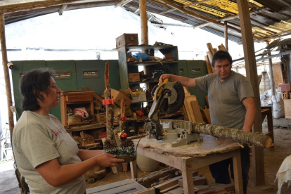 Píllaro. Los Robayo Lozada transforman la madera en vistosos objetos.