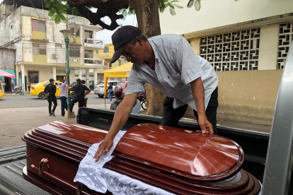 Partida. Su progenitor fue a retirar el cuerpo a la morgue de Babahoyo.