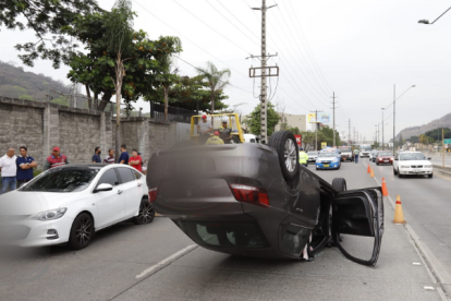 Uno de los dos coches quedó virado, con las llantas hacia arriba.