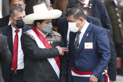 Foto de archivo del expresidente de Perú, Pedro Castillo (i), junto al exministro de Defensa, Wálter Ayala (d). / Paolo Aguilar