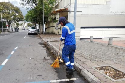 Difícil. Retirar los papeles de la calzada mojada es complicado