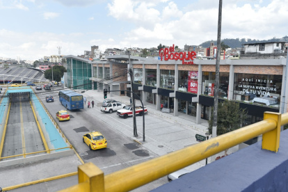 Sur. La Plaza Comercial Villaflora abrirá en el 2023, por ahora ya está operando la segunda tienda de muebles El Bosque. Tendrá un banco, farmacia, una cafetería, entre otros locales.