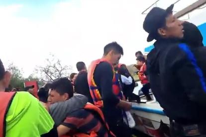 Ayuda. De las 40 personas que naufragaron, tres murieron.