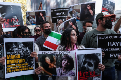 Iraníes sostienen fotos de Mahsa Amini y otras víctimas durante una protesta frente al Consulado iraní tras la muerte de la joven en Estambul el pasado 26 de septiembre. EFE/EPA/SEDAT SUNA