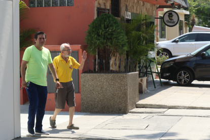 Vecinos. Un hombre y su padre salen a pasear juntos por la avenida del Rotarismo. Las familias han vuelto a las calles y se recuperó la convivencia en este sector.