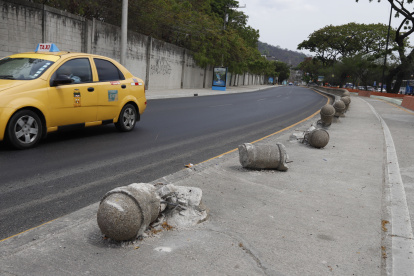 Bolardos derribados en la avenida Barcelona.