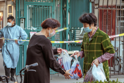 Los ciudadanos hacen las compras, pero con todas las medidas de seguridad
