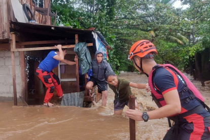 Dato. Las fuertes lluvias afectan a familias; muchas han tenido que evacuar sus viviendas.