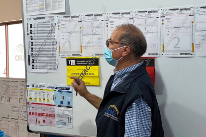 Capacitación. Un funcionario del CNE en una de las jornadas de inducción para los miembros de las mesas.