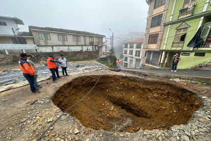 Trabajos. El Cuerpo de Ingenieros del Ejercito evalúa la zona donde se generó la subsidencia.