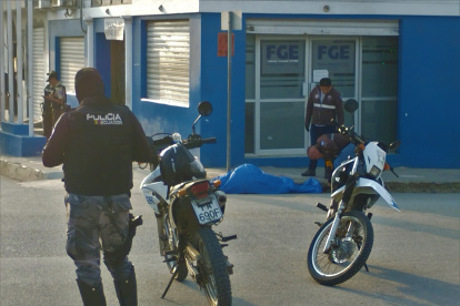 Los policías a la espera de que Criminalística retire el cuerpo del guardia de la Fiscalía.