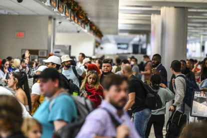 Los viajeros hacen fila para registrarse en el Aeropuerto Internacional de Miami durante una tormenta de invierno antes de las vacaciones de Navidad en Miami, Florida, el 23 de diciembre de 2022.