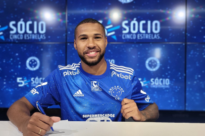Wesley mientras estampa la firma que lo liga con el Cruzeiro.