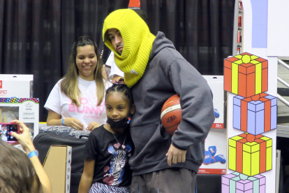 El artista puertorriqueño Bad Bunny participa en la entrega de regalos navideños por parte de su Fundación Good Bunny, hoy en el Coliseo Roberto Clemente de San Juan, Puerto Rico.