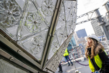 Se instalaron 192 cristales nuevos en la esfera, que mide 3,6 metros de diámetro y cuyo mensaje de este año será "el regalo del amor".