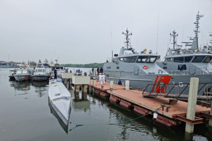 El semisumergible llevaba decenas de bultos que contenían bloques de droga, según las auoridades.