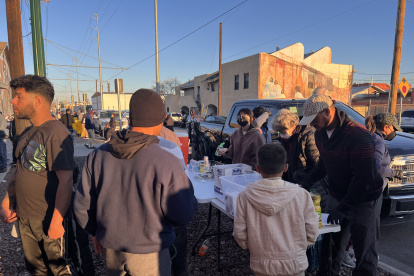 Decenas de inmigrantes llegan al albergue de la Iglesia del Sagrado Corazón para pedir por ayudas, hoy en El Paso (EE. UU). / Octavio Guzmán