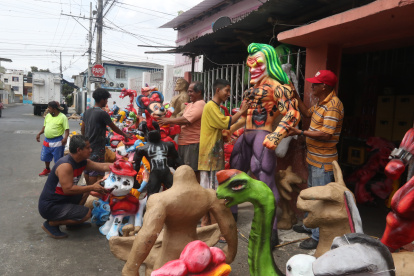 Más de 20 integrantes de un solo clan crean las miles de figuras al año