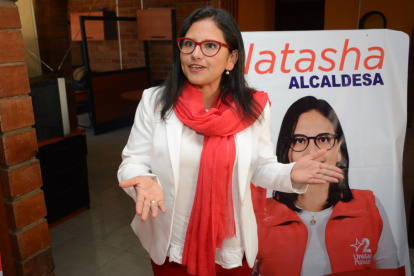 Fue presidenta de la Federación de Estudiantes Universitarios (FEUE) y, además, dirigió la Federación de Barrios de Quito.