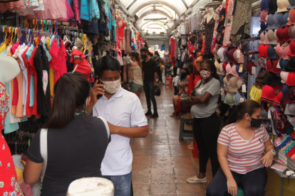 Compras.- Las persoinas buscan el color de ropa con la que quieren despedir el año, según sus ritos.