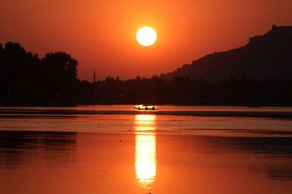 Un hombre de Cachemira rema a través de las aguas del lago Dal mientras se pone el sol en Srinagar, la capital de verano de la Cachemira india, en una imagen de archivo. EFE/EPA/FAROOQ KHAN