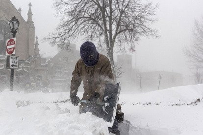 Un hombre retiró nieve de más de medio metro de alto en los exteriores de su vivienda en Buffalo, durante una tormenta invernal que afecta a gran parte de Estados Unidos.