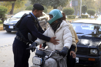 Oficiales de seguridad Pakistaníes registran a ciudadanos en las vías principales Islamabad, Pakistan.
