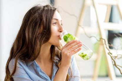 Hecho. Una joven bebe un zumo vegetal durante un retiro de ayuno, como parte de una disciplina de cuidado.