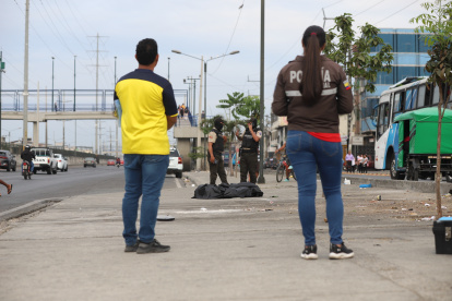 Guayaquil. Los restos fueron metidos en fundas plásticas y embarcados en el carro de Medicina Legal.