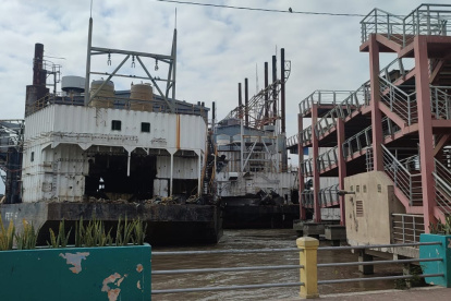 Hecho. Las embarcaciones continúan cerca del puente.