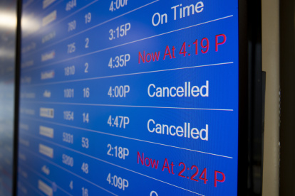 Vista de un tablero que muestra vuelos cancelador en el Aeropuerto Ronald Reagan de Wadhington, en una fotografía de archivo.