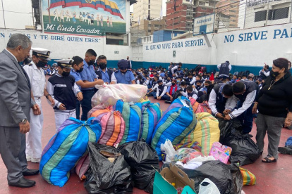 En el patio del plantel se convirtió en una zona de acopio de los obsequios que los estudiantes iban a entregar.